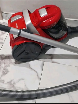 Hoover Breeze vacuum cleaner 700W like new 2Lt