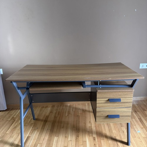 Desk with assisted keyboard drawer like new