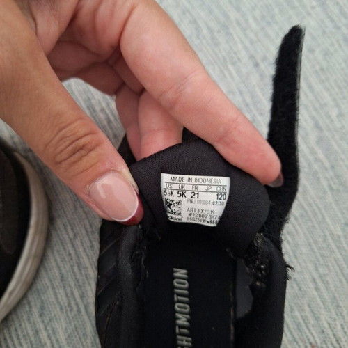 Adidas baby shoes size 21 black like new