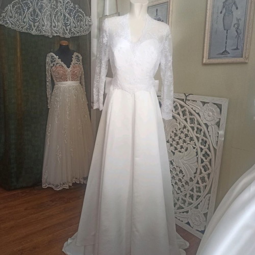 Handmade A-line wedding dress used, ivory satin with lace and pearls