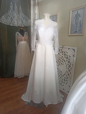 Handmade A-line wedding dress used, ivory satin with lace and pearls