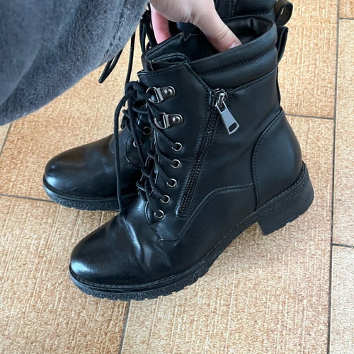 Black leather-style ankle boots like new, size 36