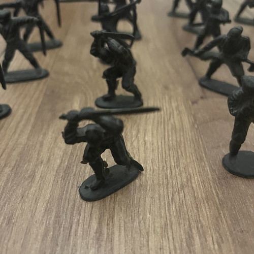 Solpa ninja toy soldiers used, pack of 18 with 3 plastic figures and base