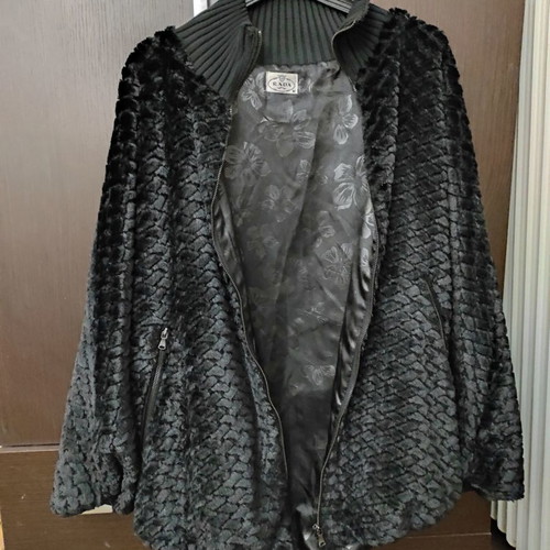 Black velvet cape new, size medium from Rada