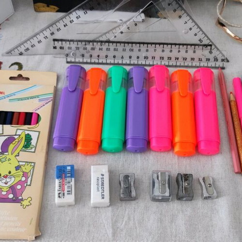 Markers, paints and sharpeners like new, German sharpeners