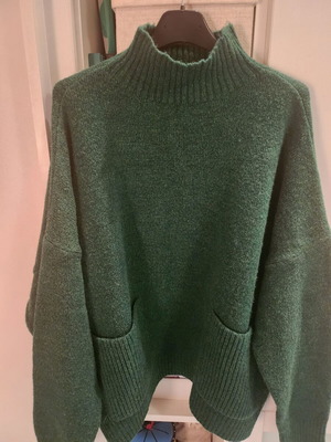 Green pullover new with two pockets, loose fit