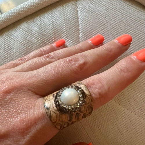Ring like new with pearl and rhinestones, large, adjustable