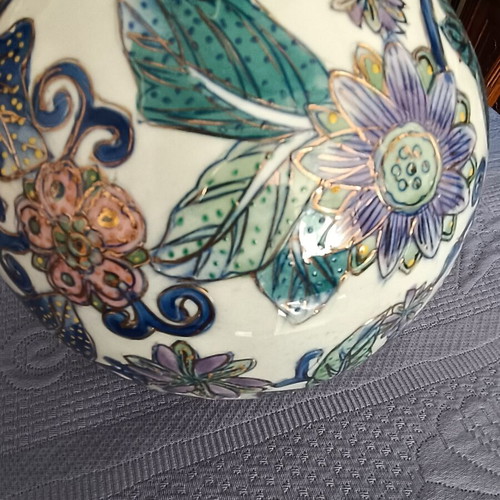 Vintage decorative handpainted vase like new
