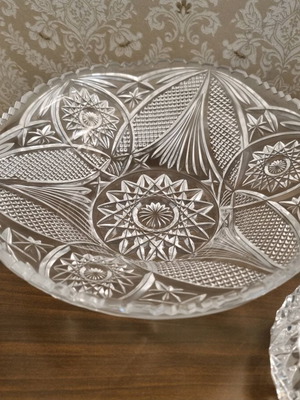 Crystal decorative set like new, fruit bowl, vase and ashtrays