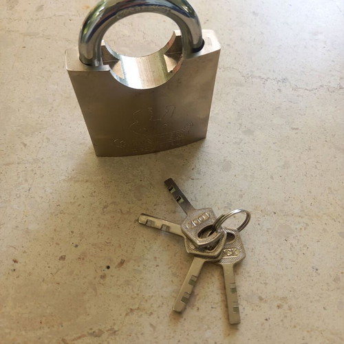 Canper heavy-duty horseshoe padlock with semi-closed shackle and four keys