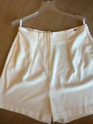 Toi&Moi white crepe fabric shorts like new, size M 38
