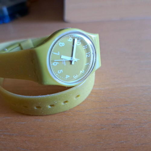 Swatch γυναικείο ρολόι μεταχειρισμένο με μακρύ λουράκι λάιμ