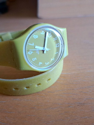 Swatch γυναικείο ρολόι μεταχειρισμένο με μακρύ λουράκι λάιμ