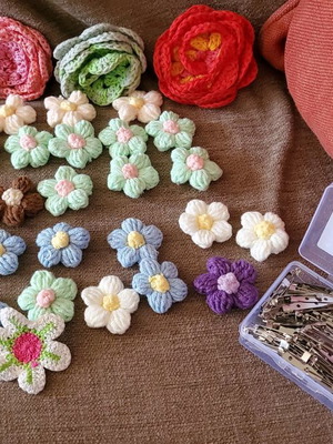 Materials for making pins new, 30 knitted flowers, 100 bases, 40 leaves