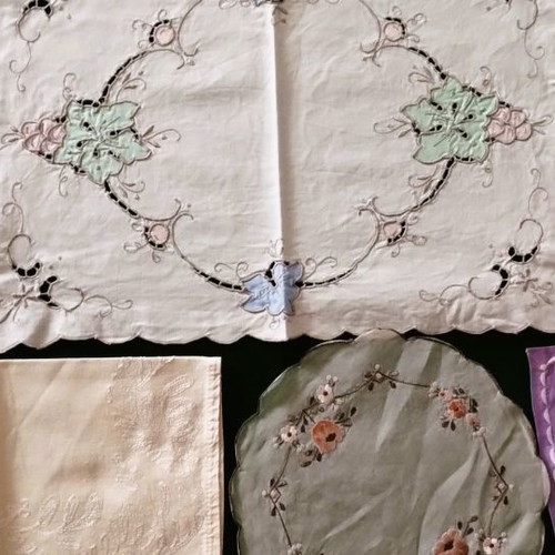 Table linens used, pack of 6 small vintage doilies