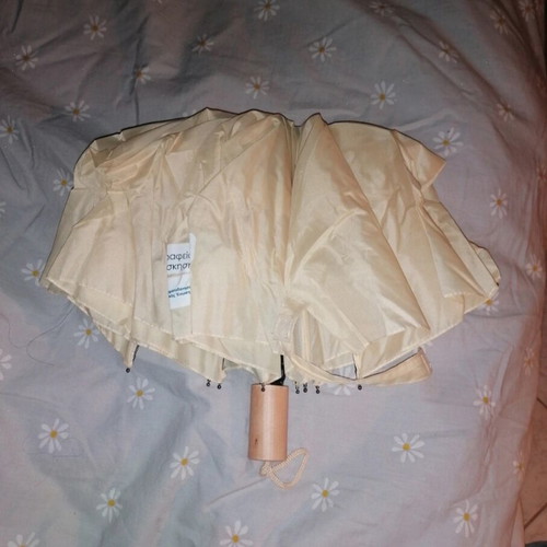 Beige umbrella like new with wooden handle and case