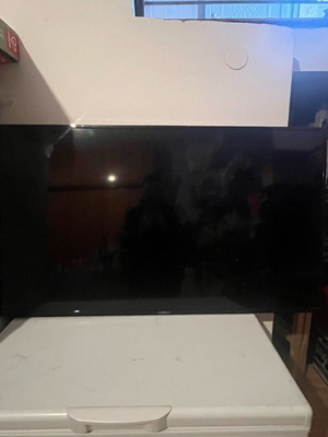 Τηλεόραση smart tv μεταχειρισμένη δύο χρόνων με σπασμένη οθόνη