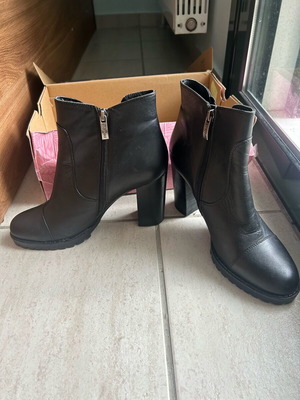 Leather ankle boots used with heel, size 39, black