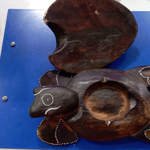 Wooden turtle ashtray like new, 19 cm length