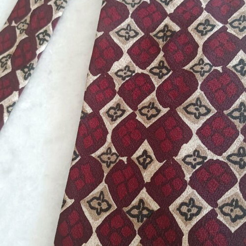 Hugo Boss Vintage Silk Tie like new, burgundy with beige geometric pattern