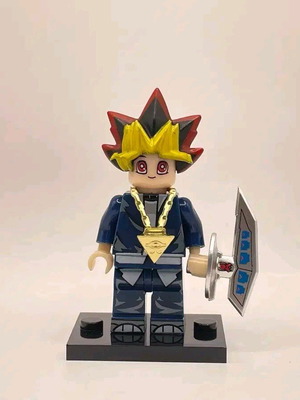 Φιγούρα Yami Yugi καινούργια από Yu-Gi-Oh με βάση, millennium puzzle και duel disk