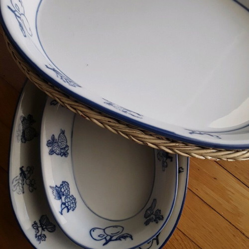 Serving bowls like new, set of 3 ceramic with rattan base