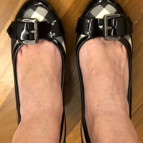 Burberry black patent leather pumps with metallic buckle like new