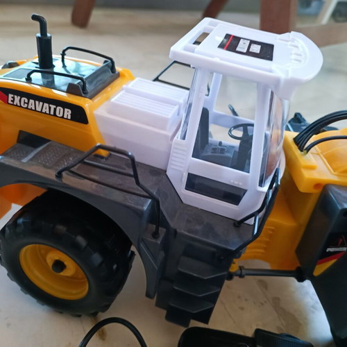 Remote control crane used with movement and lifting functions