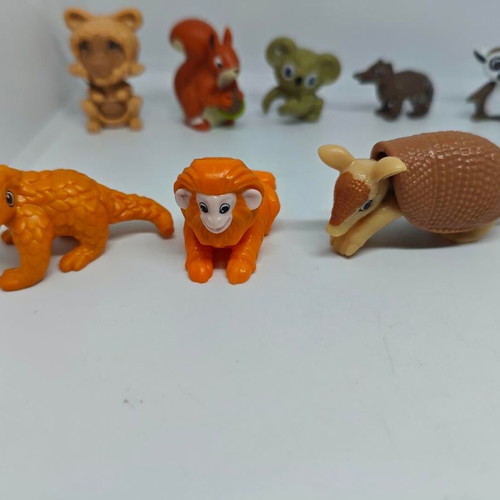 Kinder Natoons collectible set of 8 animal figures like new