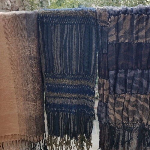 Scarves, shawls and pashminas like new, various colors and designs