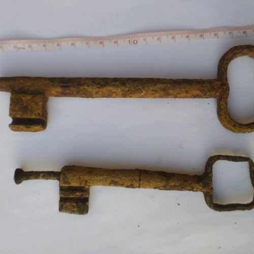 Antique keys used, pack of 2, very large