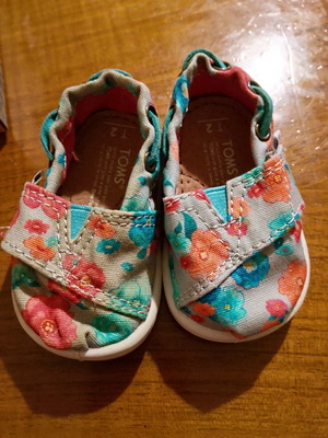 Tom's T2 like new baby shoes