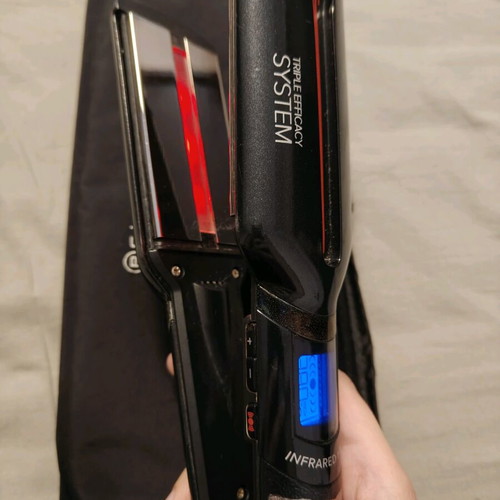 Bellissima hair straightener like new with titanium ceramic plates