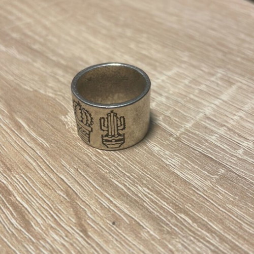 Ring with embossed cactus design like new