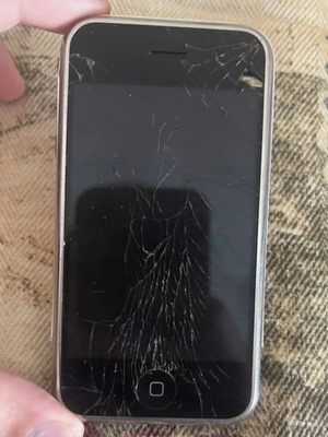 Iphone 2G used for spare parts, broken screen, does not turn on