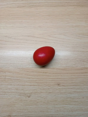 Ξύλινο κόκκινο αυγό σαν καινούργιο