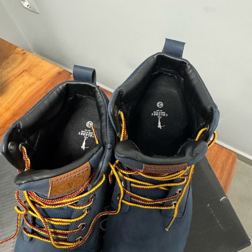 Calgary men's boots like new, size 42, blue