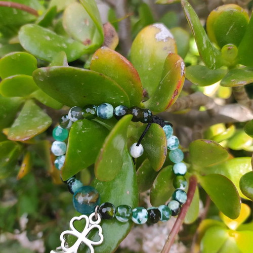 Handmade bracelet with dyed agate and symbol made to order