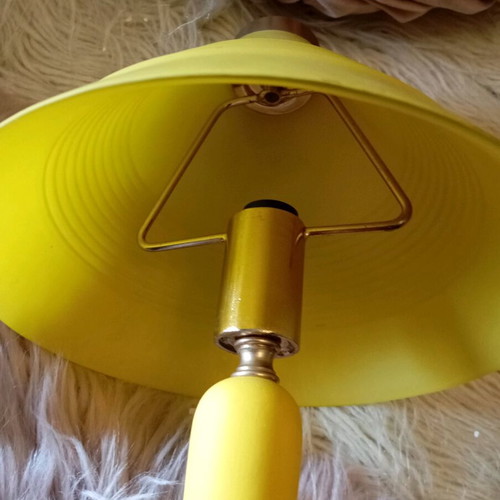 Bronze table lamp like new, yellow, 42 inches tall