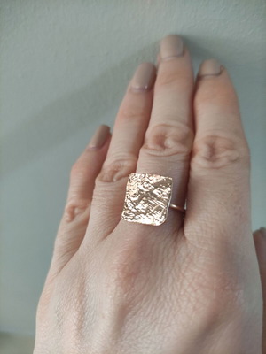 Adjustable ring like new, pink and gold colors