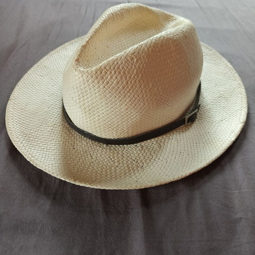 Men's hat like new, size 62, white beige