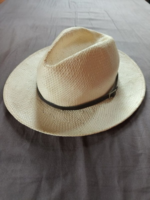 Men's hat like new, size 62, white beige