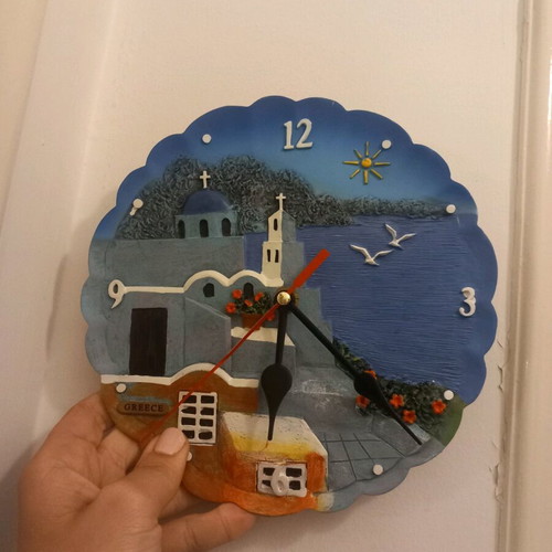 Wall clock like new with embossed island design and battery