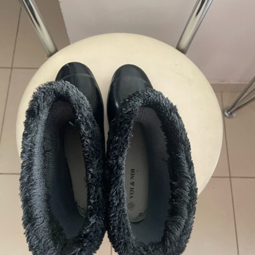 Noi Voi galotsa like new, black with fur size 38
