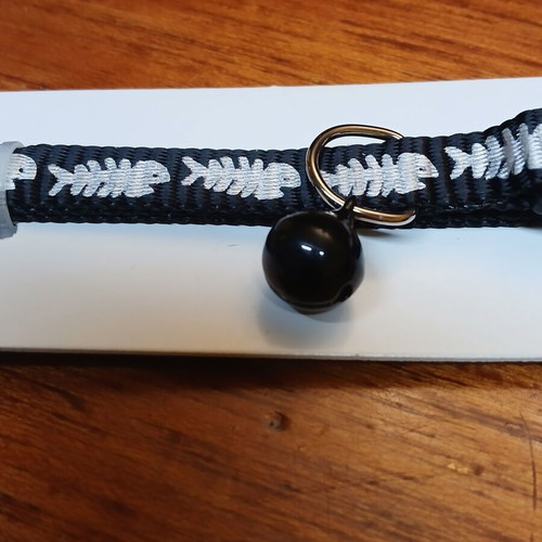 Cat collar with fish design new in packaging