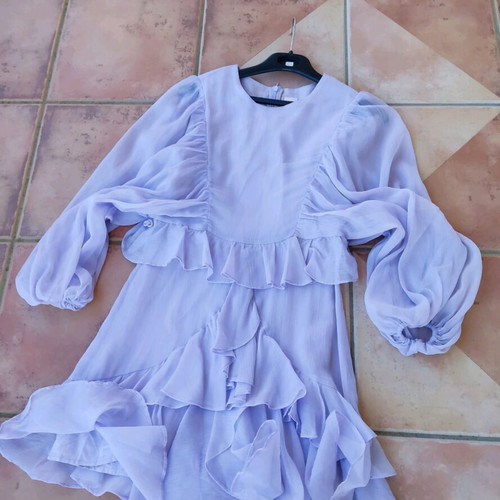 Dress with baloon sleeves and ruffles like new