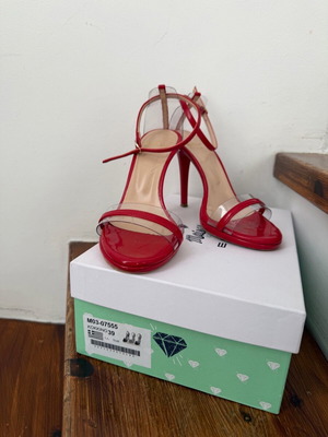 Envie Shoes red sandal like new, size 39