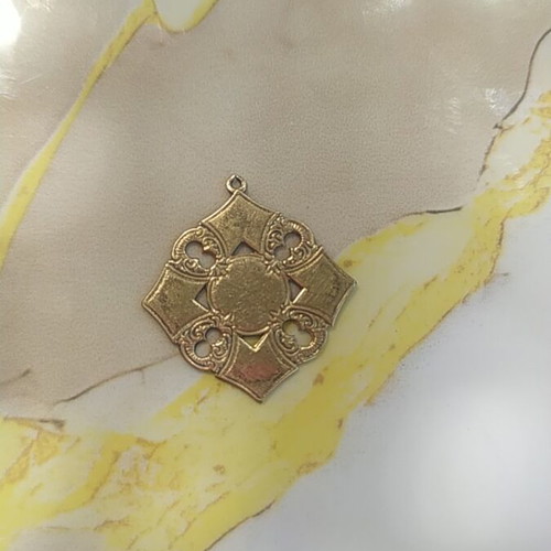Women's pendant, unknown material