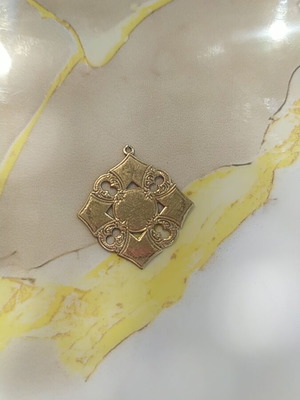 Women's pendant, unknown material
