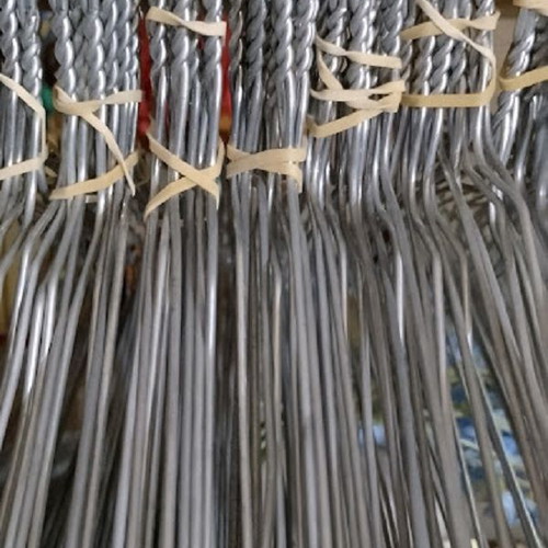 Wire Hangers pack of 100 like new, divided in tens